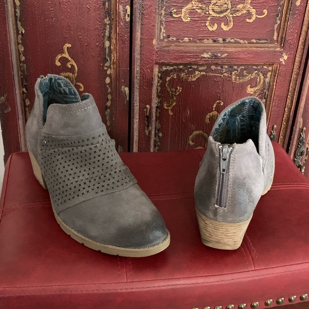 Ombré gray suede ankle boot